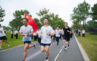 同心筑梦 共庆华诞丨888集团第四届“欢乐迎国庆 环湖健步走”活力开启